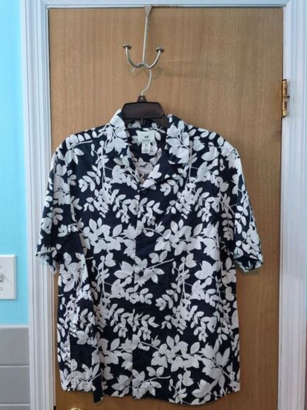 H&M Black and White Floral Short-Sleeve Button-Down Shirt - Relaxed Fit